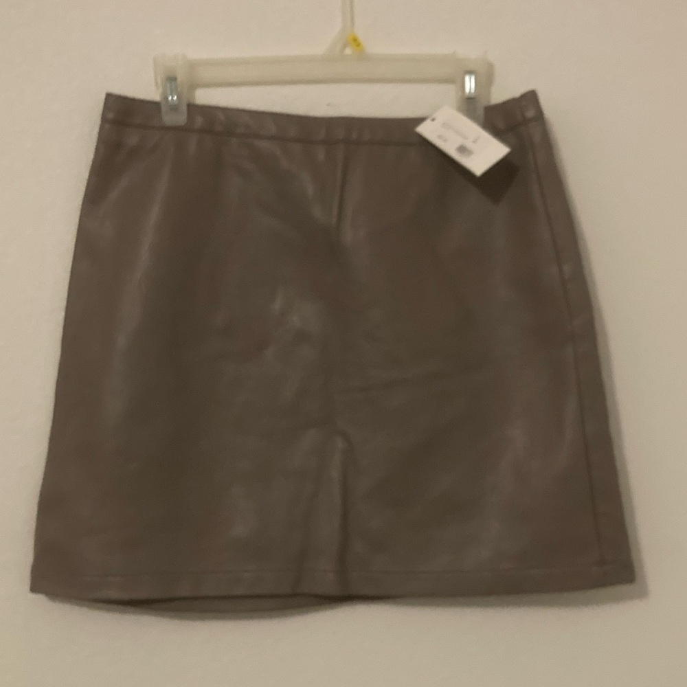 Elegant Gray Leather Mini Skirt. Size Large. New w/Tags